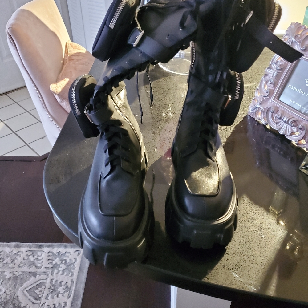 Like monolilth  black combat boots  w/ pouch